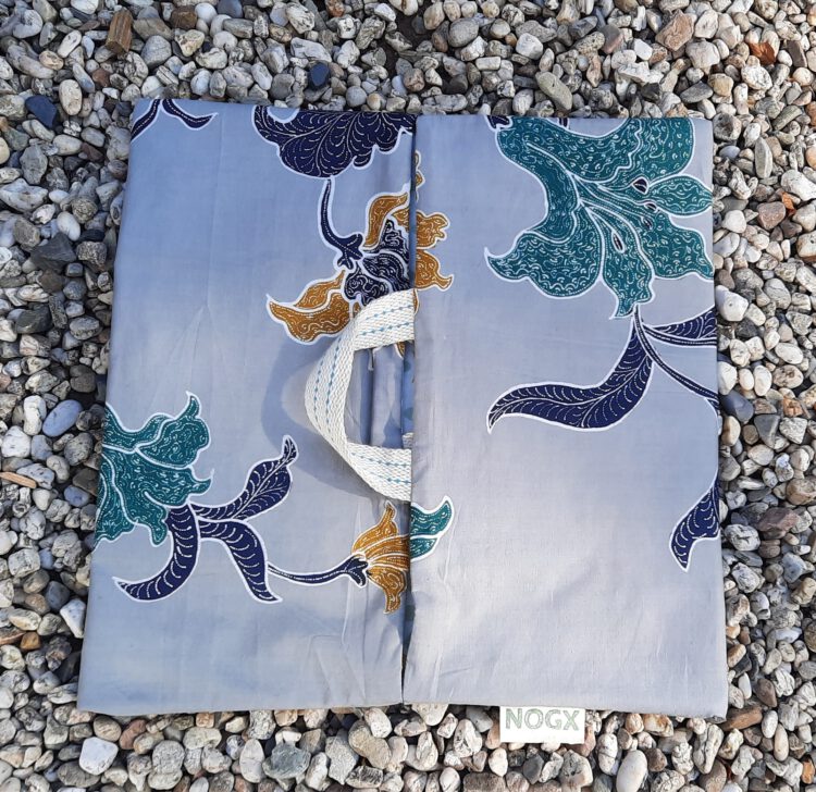 Taarttas klein grijs bloem